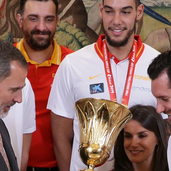 Le roi Felipe VI et la reine Letizia d'Espagne, habillée d'une robe Carolina Herrera, ont reçu les champions du monde espagnols au palais de la Zarzuela le 16 septembre 2019 au lendemain de leur victoire à la Coupe du monde de basket-ball à Pékin.