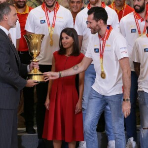 Le roi Felipe VI et la reine Letizia d'Espagne, habillée d'une robe Carolina Herrera, ont reçu les champions du monde espagnols au palais de la Zarzuela le 16 septembre 2019 au lendemain de leur victoire à la Coupe du monde de basket-ball à Pékin.