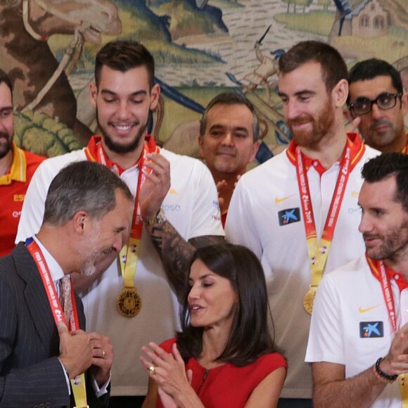 Le roi Felipe VI et la reine Letizia d'Espagne, habillée d'une robe Carolina Herrera, ont reçu les champions du monde espagnols au palais de la Zarzuela le 16 septembre 2019 au lendemain de leur victoire à la Coupe du monde de basket-ball à Pékin.