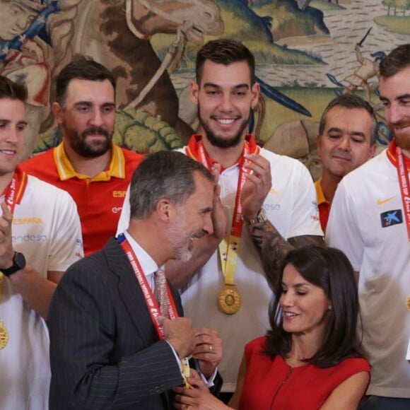 Le roi Felipe VI et la reine Letizia d'Espagne, habillée d'une robe Carolina Herrera, ont reçu les champions du monde espagnols au palais de la Zarzuela le 16 septembre 2019 au lendemain de leur victoire à la Coupe du monde de basket-ball à Pékin.