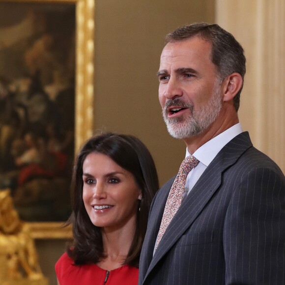 Le roi Felipe VI et la reine Letizia d'Espagne, habillée d'une robe Carolina Herrera, ont reçu les champions du monde espagnols au palais de la Zarzuela le 16 septembre 2019 au lendemain de leur victoire à la Coupe du monde de basket-ball à Pékin.