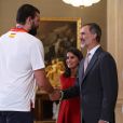 Le roi Felipe VI et la reine Letizia d'Espagne, habillée d'une robe Carolina Herrera, ont reçu les champions du monde espagnols au palais de la Zarzuela le 16 septembre 2019 au lendemain de leur victoire à la Coupe du monde de basket-ball à Pékin.