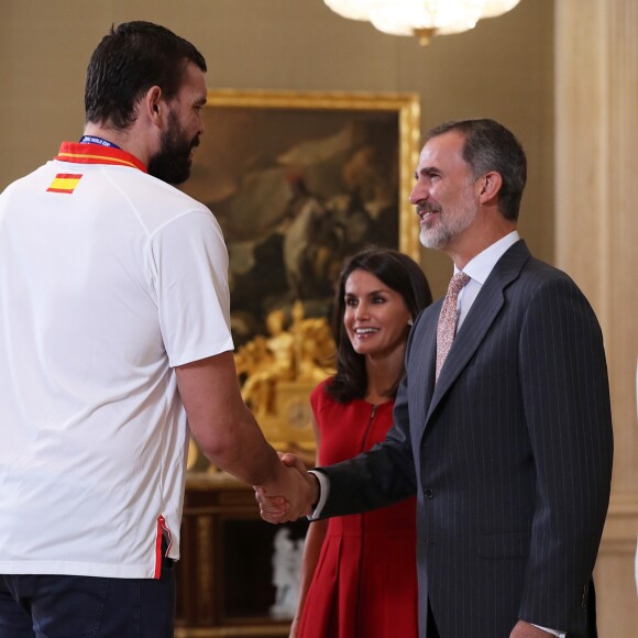 Le roi Felipe VI et la reine Letizia d'Espagne, habillée d'une robe Carolina Herrera, ont reçu les champions du monde espagnols au palais de la Zarzuela le 16 septembre 2019 au lendemain de leur victoire à la Coupe du monde de basket-ball à Pékin.