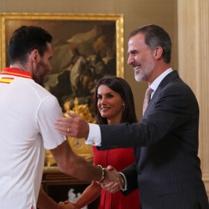 Le roi Felipe VI et la reine Letizia d'Espagne, habillée d'une robe Carolina Herrera, ont reçu les champions du monde espagnols au palais de la Zarzuela le 16 septembre 2019 au lendemain de leur victoire à la Coupe du monde de basket-ball à Pékin.