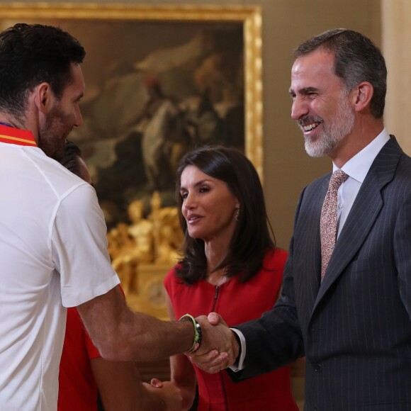 Le roi Felipe VI et la reine Letizia d'Espagne, habillée d'une robe Carolina Herrera, ont reçu les champions du monde espagnols au palais de la Zarzuela le 16 septembre 2019 au lendemain de leur victoire à la Coupe du monde de basket-ball à Pékin.