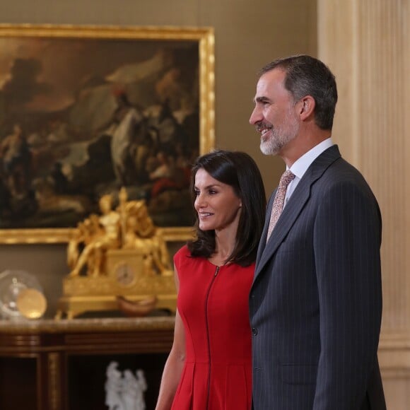 Le roi Felipe VI et la reine Letizia d'Espagne, habillée d'une robe Carolina Herrera, ont reçu les champions du monde espagnols au palais de la Zarzuela le 16 septembre 2019 au lendemain de leur victoire à la Coupe du monde de basket-ball à Pékin.