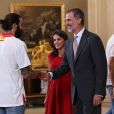 Le roi Felipe VI et la reine Letizia d'Espagne, ici face à Ricky Rubio, MVP du tournoi, ont reçu les champions du monde espagnols au palais de la Zarzuela le 16 septembre 2019 au lendemain de leur victoire à la Coupe du monde de basket-ball à Pékin.