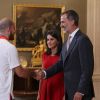 Le roi Felipe VI et la reine Letizia d'Espagne, habillée d'une robe Carolina Herrera, ont reçu les champions du monde espagnols au palais de la Zarzuela le 16 septembre 2019 au lendemain de leur victoire à la Coupe du monde de basket-ball à Pékin.