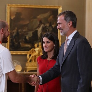 Le roi Felipe VI et la reine Letizia d'Espagne, habillée d'une robe Carolina Herrera, ont reçu les champions du monde espagnols au palais de la Zarzuela le 16 septembre 2019 au lendemain de leur victoire à la Coupe du monde de basket-ball à Pékin.