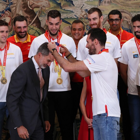 Le roi Felipe VI, qui a reçu des mains du capitaine Rudy Fernandez une médaille, et la reine Letizia d'Espagne, habillée d'une robe Carolina Herrera, ont reçu les champions du monde espagnols au palais de la Zarzuela le 16 septembre 2019 au lendemain de leur victoire à la Coupe du monde de basket-ball à Pékin.