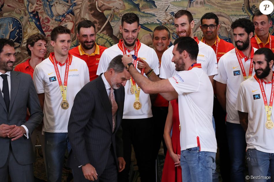 Le roi Felipe VI, qui a reçu des mains du capitaine Rudy Fernandez une médaille, et la reine Letizia d&#039;Espagne, habillée d&#039;une robe Carolina Herrera, ont reçu les champions du monde espagnols au palais de la Zarzuela le 16 septembre 2019 au lendemain de leur victoire à la Coupe du monde de basket-ball à Pékin.
