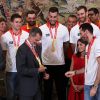 Le roi Felipe VI, qui a reçu des mains du capitaine Rudy Fernandez une médaille, et la reine Letizia d'Espagne, habillée d'une robe Carolina Herrera, ont reçu les champions du monde espagnols au palais de la Zarzuela le 16 septembre 2019 au lendemain de leur victoire à la Coupe du monde de basket-ball à Pékin.