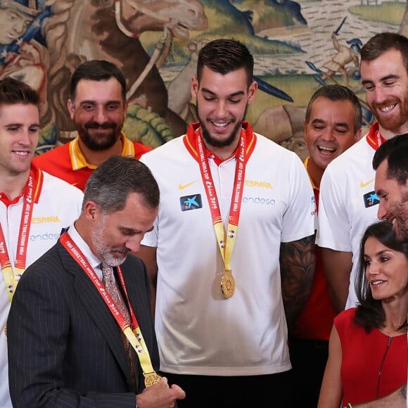 Le roi Felipe VI, qui a reçu des mains du capitaine Rudy Fernandez une médaille, et la reine Letizia d'Espagne, habillée d'une robe Carolina Herrera, ont reçu les champions du monde espagnols au palais de la Zarzuela le 16 septembre 2019 au lendemain de leur victoire à la Coupe du monde de basket-ball à Pékin.