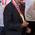 Le roi Felipe VI, qui a reçu des mains du capitaine Rudy Fernandez une médaille, et la reine Letizia d'Espagne, habillée d'une robe Carolina Herrera, ont reçu les champions du monde espagnols au palais de la Zarzuela le 16 septembre 2019 au lendemain de leur victoire à la Coupe du monde de basket-ball à Pékin.