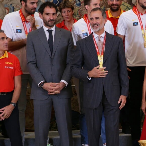 Le roi Felipe VI et la reine Letizia d'Espagne, habillée d'une robe Carolina Herrera, ont reçu les champions du monde espagnols au palais de la Zarzuela le 16 septembre 2019 au lendemain de leur victoire à la Coupe du monde de basket-ball à Pékin.