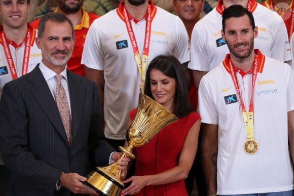 Le roi Felipe VI et la reine Letizia d'Espagne ont pu eux aussi soulever le trophée lorsqu'ils ont reçu les champions du monde espagnols au palais de la Zarzuela le 16 septembre 2019 au lendemain de leur victoire à la Coupe du monde de basket-ball à Pékin.