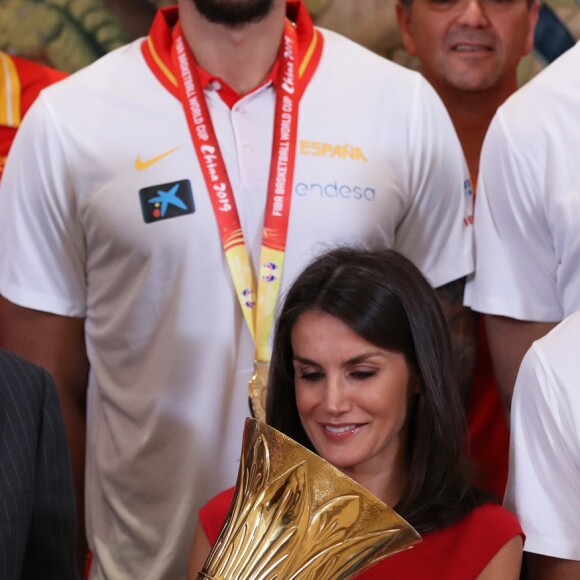Le roi Felipe VI et la reine Letizia d'Espagne ont pu eux aussi soulever le trophée lorsqu'ils ont reçu les champions du monde espagnols au palais de la Zarzuela le 16 septembre 2019 au lendemain de leur victoire à la Coupe du monde de basket-ball à Pékin.