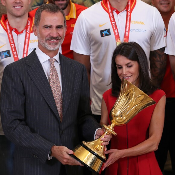 Le roi Felipe VI et la reine Letizia d'Espagne ont pu eux aussi soulever le trophée lorsqu'ils ont reçu les champions du monde espagnols au palais de la Zarzuela le 16 septembre 2019 au lendemain de leur victoire à la Coupe du monde de basket-ball à Pékin.