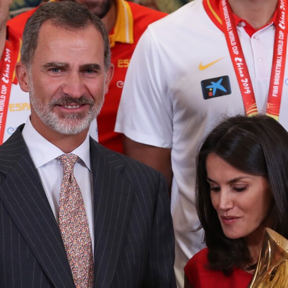 Le roi Felipe VI et la reine Letizia d'Espagne ont pu eux aussi soulever le trophée lorsqu'ils ont reçu les champions du monde espagnols au palais de la Zarzuela le 16 septembre 2019 au lendemain de leur victoire à la Coupe du monde de basket-ball à Pékin.