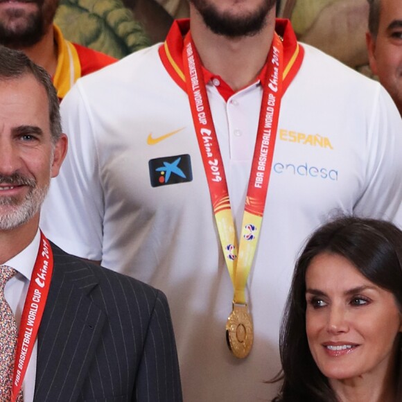 Le roi Felipe VI et la reine Letizia d'Espagne, habillée d'une robe Carolina Herrera, ont reçu les champions du monde espagnols au palais de la Zarzuela le 16 septembre 2019 au lendemain de leur victoire à la Coupe du monde de basket-ball à Pékin.