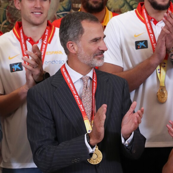 Le roi Felipe VI et la reine Letizia d'Espagne, habillée d'une robe Carolina Herrera, ont reçu les champions du monde espagnols au palais de la Zarzuela le 16 septembre 2019 au lendemain de leur victoire à la Coupe du monde de basket-ball à Pékin.