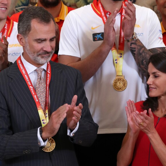 Le roi Felipe VI et la reine Letizia d'Espagne, habillée d'une robe Carolina Herrera, ont reçu les champions du monde espagnols au palais de la Zarzuela le 16 septembre 2019 au lendemain de leur victoire à la Coupe du monde de basket-ball à Pékin.