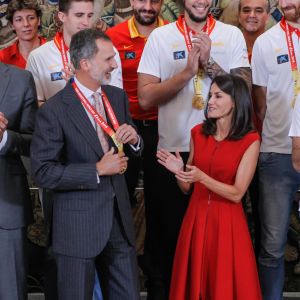 Le roi Felipe VI et la reine Letizia d'Espagne, habillée d'une robe Carolina Herrera, ont reçu les champions du monde espagnols au palais de la Zarzuela le 16 septembre 2019 au lendemain de leur victoire à la Coupe du monde de basket-ball à Pékin.