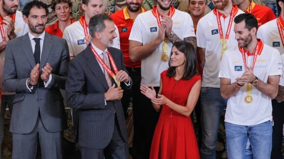 Letizia d'Espagne : Élégante patriote avec Felipe et les basketteurs champions