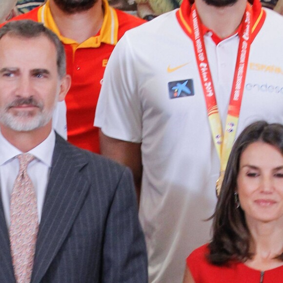 Le roi Felipe VI et la reine Letizia d'Espagne, habillée d'une robe Carolina Herrera, ont reçu les champions du monde espagnols au palais de la Zarzuela le 16 septembre 2019 au lendemain de leur victoire à la Coupe du monde de basket-ball à Pékin.