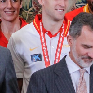 Le roi Felipe VI et la reine Letizia d'Espagne, habillée d'une robe Carolina Herrera, ont reçu les champions du monde espagnols au palais de la Zarzuela le 16 septembre 2019 au lendemain de leur victoire à la Coupe du monde de basket-ball à Pékin.