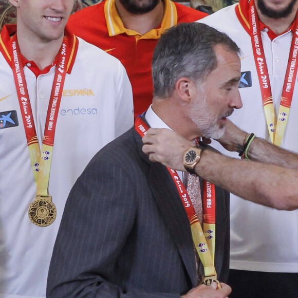 Le roi Felipe VI, qui a reçu des mains du capitaine Rudy Fernandez une médaille, et la reine Letizia d'Espagne, habillée d'une robe Carolina Herrera, ont reçu les champions du monde espagnols au palais de la Zarzuela le 16 septembre 2019 au lendemain de leur victoire à la Coupe du monde de basket-ball à Pékin.