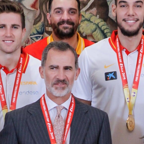 Le roi Felipe VI et la reine Letizia d'Espagne, habillée d'une robe Carolina Herrera, ont reçu les champions du monde espagnols au palais de la Zarzuela le 16 septembre 2019 au lendemain de leur victoire à la Coupe du monde de basket-ball à Pékin.