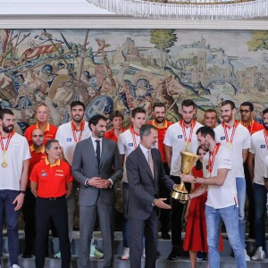 Le roi Felipe VI et la reine Letizia d'Espagne, habillée d'une robe Carolina Herrera, ont reçu les champions du monde espagnols au palais de la Zarzuela le 16 septembre 2019 au lendemain de leur victoire à la Coupe du monde de basket-ball à Pékin.