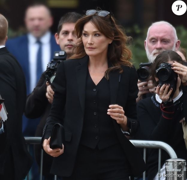 Carla Bruni-Sarkozy arrive au Troubadour White City Theatre pour assister au défilé Burberry printemps-été 2020. Londres, le 16 septembre 2019.