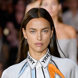 Irina Shayk participe au défilé Burberry, collection printemps-été 2020 au Troubadour White City Theatre. Londres, le 16 septembre 2019.