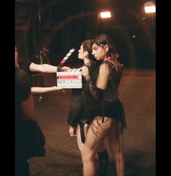 Christine and the Queens et Charli XCX sur le tournage du clip de la chanson "Gone". Juillet 2019.