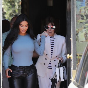 Exclusif - Kim Kardashian et sa grand-mère, MJ, déjeunent dans leur restaurant italien favori à Los Angeles, le 19 septembre 2019.