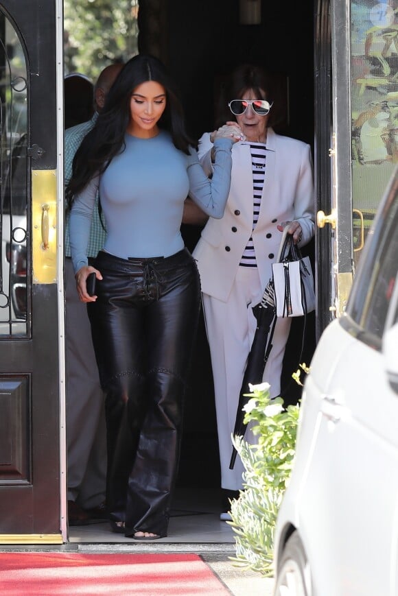 Exclusif - Kim Kardashian et sa grand-mère, MJ, déjeunent dans leur restaurant italien favori à Los Angeles, le 19 septembre 2019.