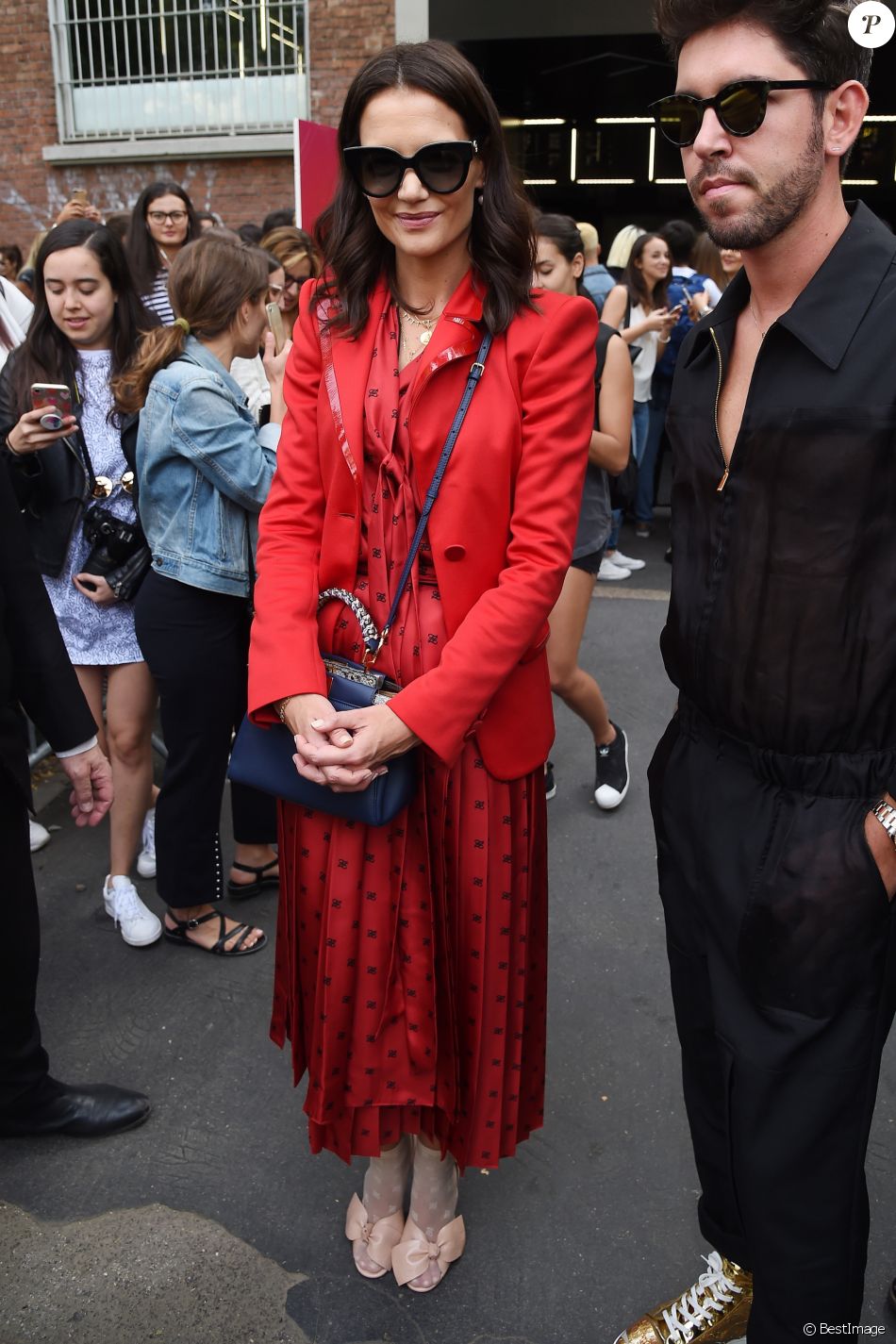 Katie Holmes : Sublime en rouge à la Fashion Week de Milan - Purepeople