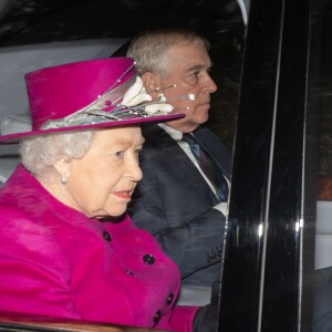 Le prince Andrew, duc d'York, avec sa mère la reine Elizabeth II le 15 septembre 2019 à Balmoral