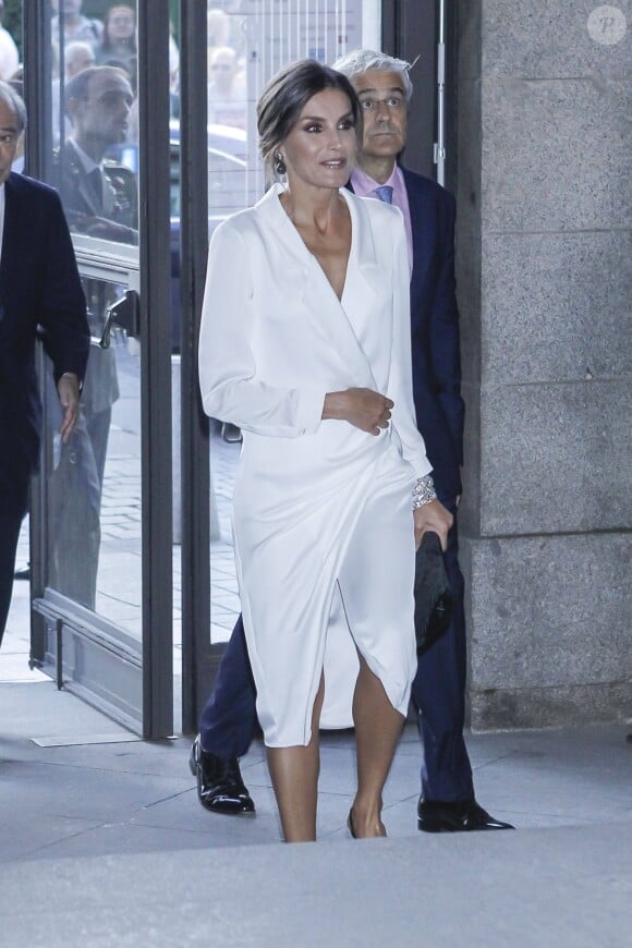La reine Letizia d'Espagne dans une création Lola Li lors de l'ouverture de la saison 2019)2020 de l'Opéra de Madrid avec "Don Carlo" le 18 septembre 2019.