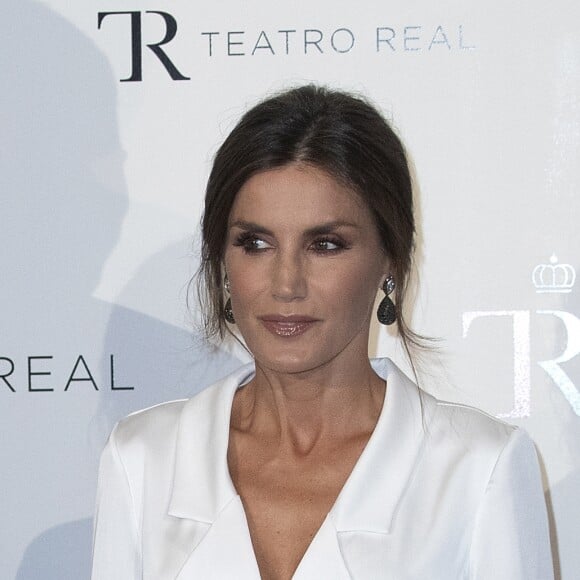 La reine Letizia d'Espagne dans une création Lola Li (et des talons Manolo Blahnik) lors de l'ouverture de la saison 2019)2020 de l'Opéra de Madrid avec "Don Carlo" le 18 septembre 2019.