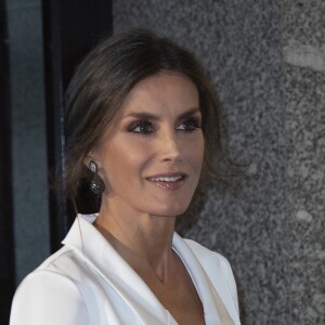 La reine Letizia d'Espagne dans une création Lola Li lors de l'ouverture de la saison 2019)2020 de l'Opéra de Madrid avec "Don Carlo" le 18 septembre 2019.