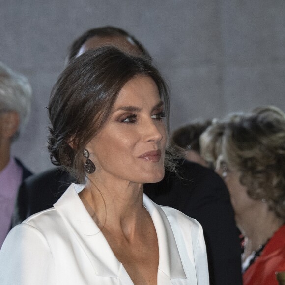 La reine Letizia d'Espagne dans une création Lola Li lors de l'ouverture de la saison 2019)2020 de l'Opéra de Madrid avec "Don Carlo" le 18 septembre 2019.