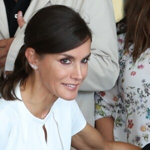 La reine Letizia d'Espagne réconfortant une fillette un peu trop émue de la voir lors du lancement officiel de l'année scolaire dans une école à Torrejoncillo, près de Caceres, le 17 septembre 2019.