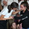 La reine Letizia d'Espagne réconfortant une fillette un peu trop émue de la voir lors du lancement officiel de l'année scolaire dans une école à Torrejoncillo, près de Caceres, le 17 septembre 2019.
