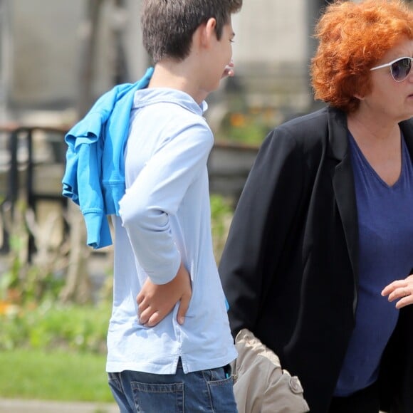 Véronique Genest, Eugénie Grimbla et la famille - Obsèques de Pierre Grimblat au crématorium du Cimetière du Père-Lachaise à Paris le 7 juin 2016.