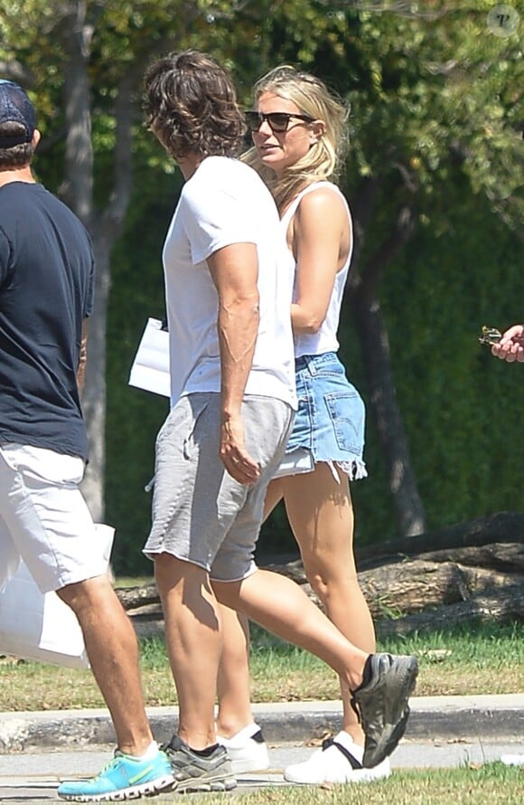 Exclusif - Gwyneth Paltrow et son mari B.Falchuk lors d'une sortie à pied avec des amis à Los Angeles le 2 septembre 2019 02/09/2019 - Los Angeles