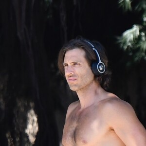 Exclusif - Brad Falchuk (le mari de G. Paltrow) fait un jogging torse nu dans le quartier de Brentwood à Los Angeles, le 31 août 2019  For germany call for price Exclusive - Brad Falchuk, G. Paltrow's husband, gets active and jogs through Brentwood with no shirt on! 31st august 201931/08/2019 - Los Angeles