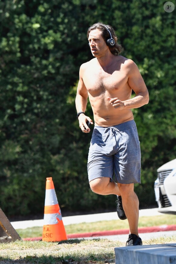 Exclusif - Brad Falchuk (le mari de G. Paltrow) fait un jogging torse nu dans le quartier de Brentwood à Los Angeles, le 31 août 2019  For germany call for price Exclusive - Brad Falchuk, G. Paltrow's husband, gets active and jogs through Brentwood with no shirt on! 31st august 201931/08/2019 - Los Angeles